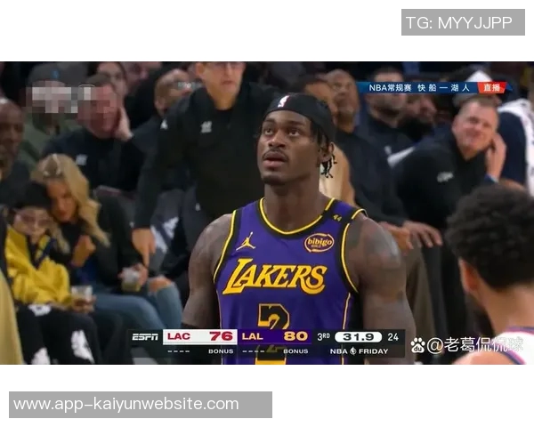 拉拉维亚称赞范德比尔特防守表现为球队奠定坚实基础