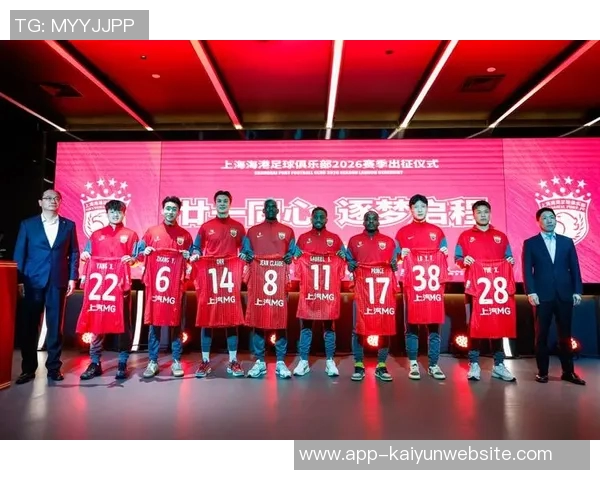 上海海港队昨晚重新集结开启为期三周的海外冬训拉练新征程 上海海港队昨晚重新集结开启为期三周的海外冬训拉练新征程